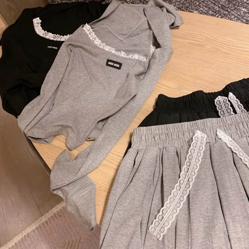 『S-L』目立つトレンド 快適レースフリルフード付きトップス プリーツスカートセット