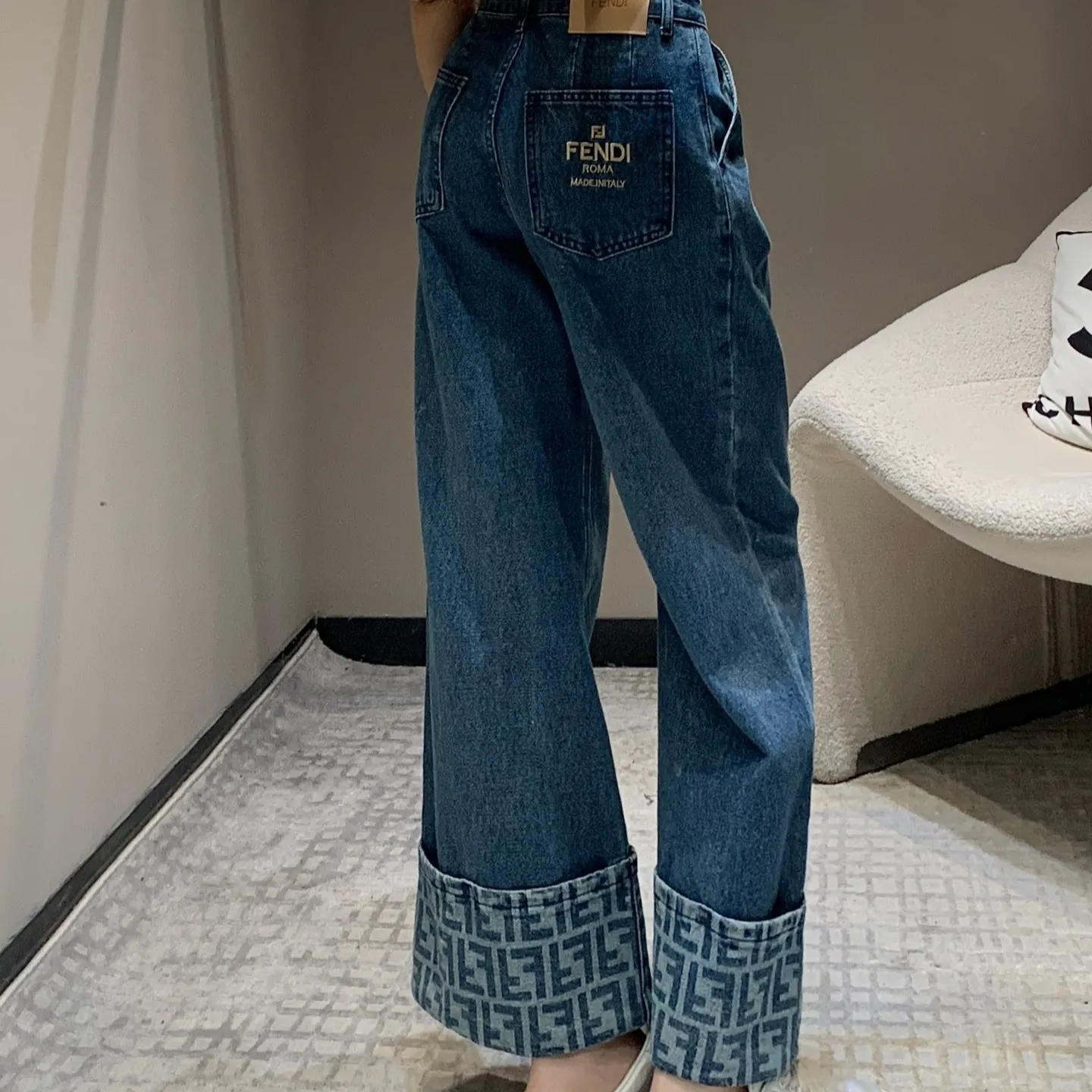 『S-L』早春 新作 スリム見え 脚長効果 レーザーカット 巻き上げ ストレート ジーンズ