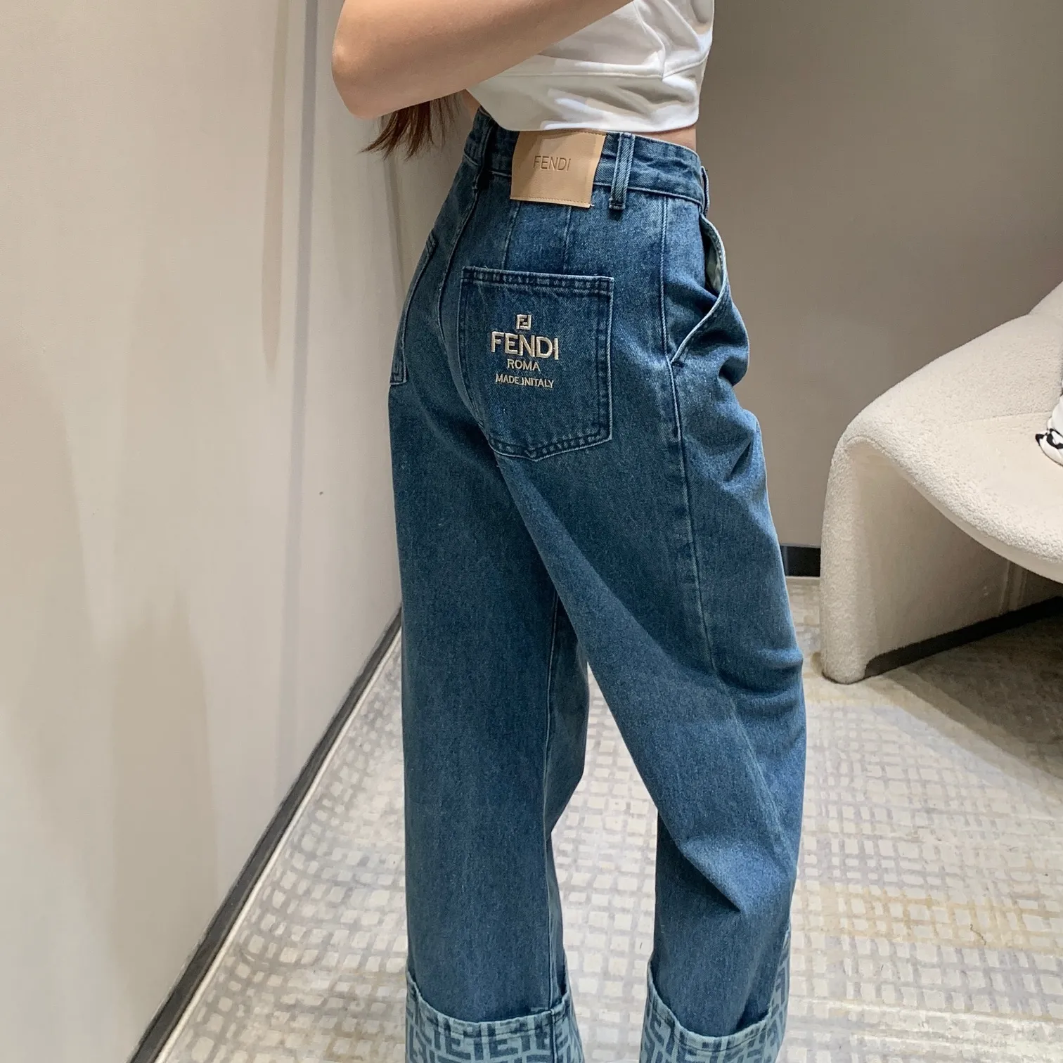 『S-L』早春 新作 スリム見え 脚長効果 レーザーカット 巻き上げ ストレート ジーンズ