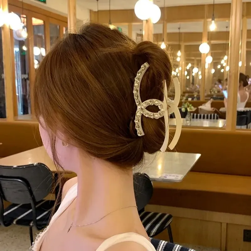 コーディネートの主役 スタイルアップ間違いなし オシャレ度UP パーティーに最適 ヘアクリップ