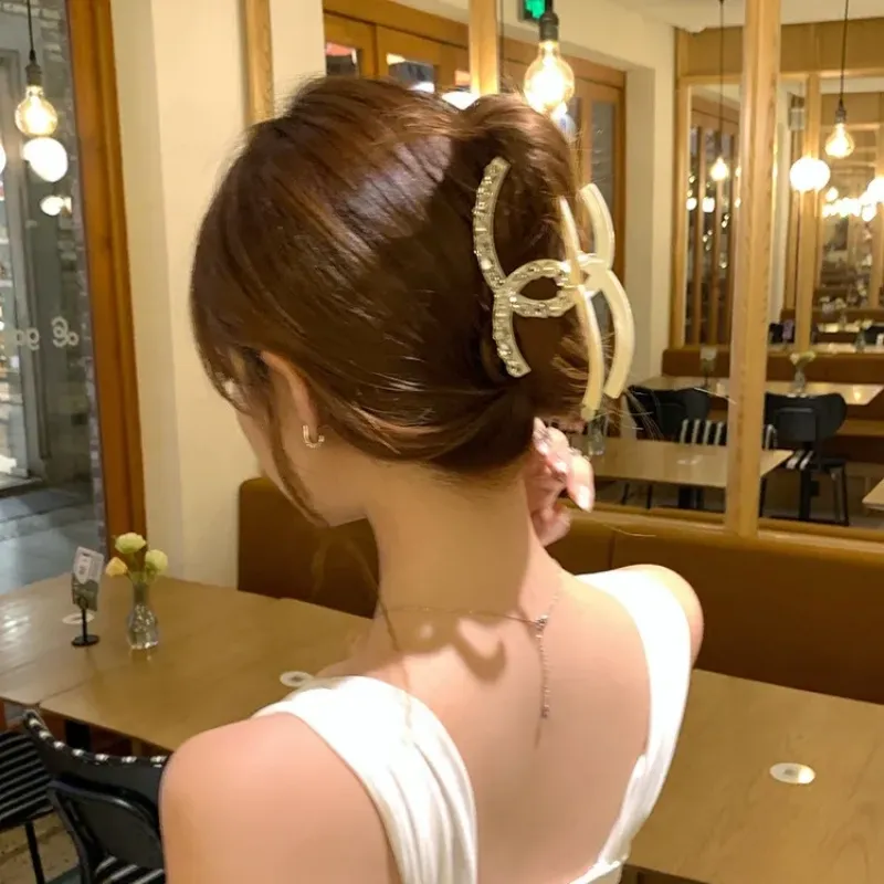 コーディネートの主役 スタイルアップ間違いなし オシャレ度UP パーティーに最適 ヘアクリップ