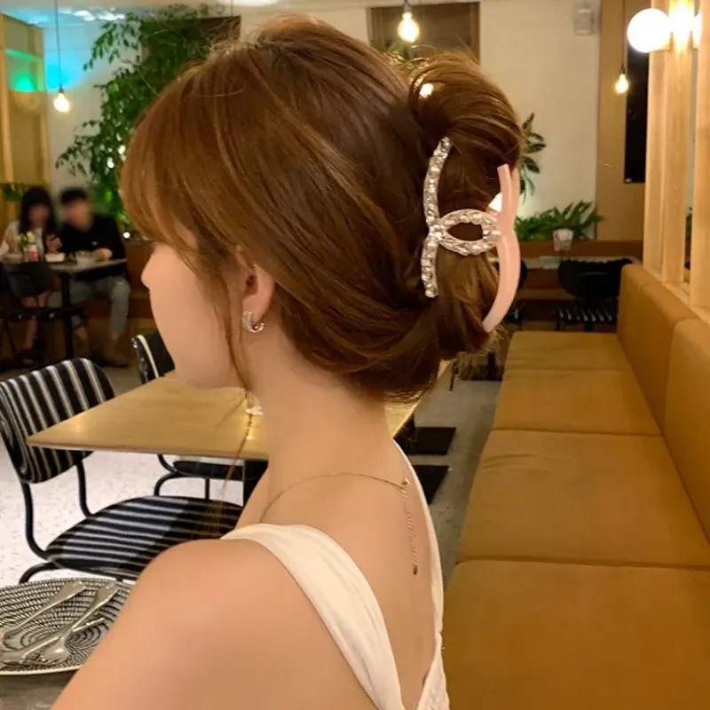 コーディネートの主役 スタイルアップ間違いなし オシャレ度UP パーティーに最適 ヘアクリップ