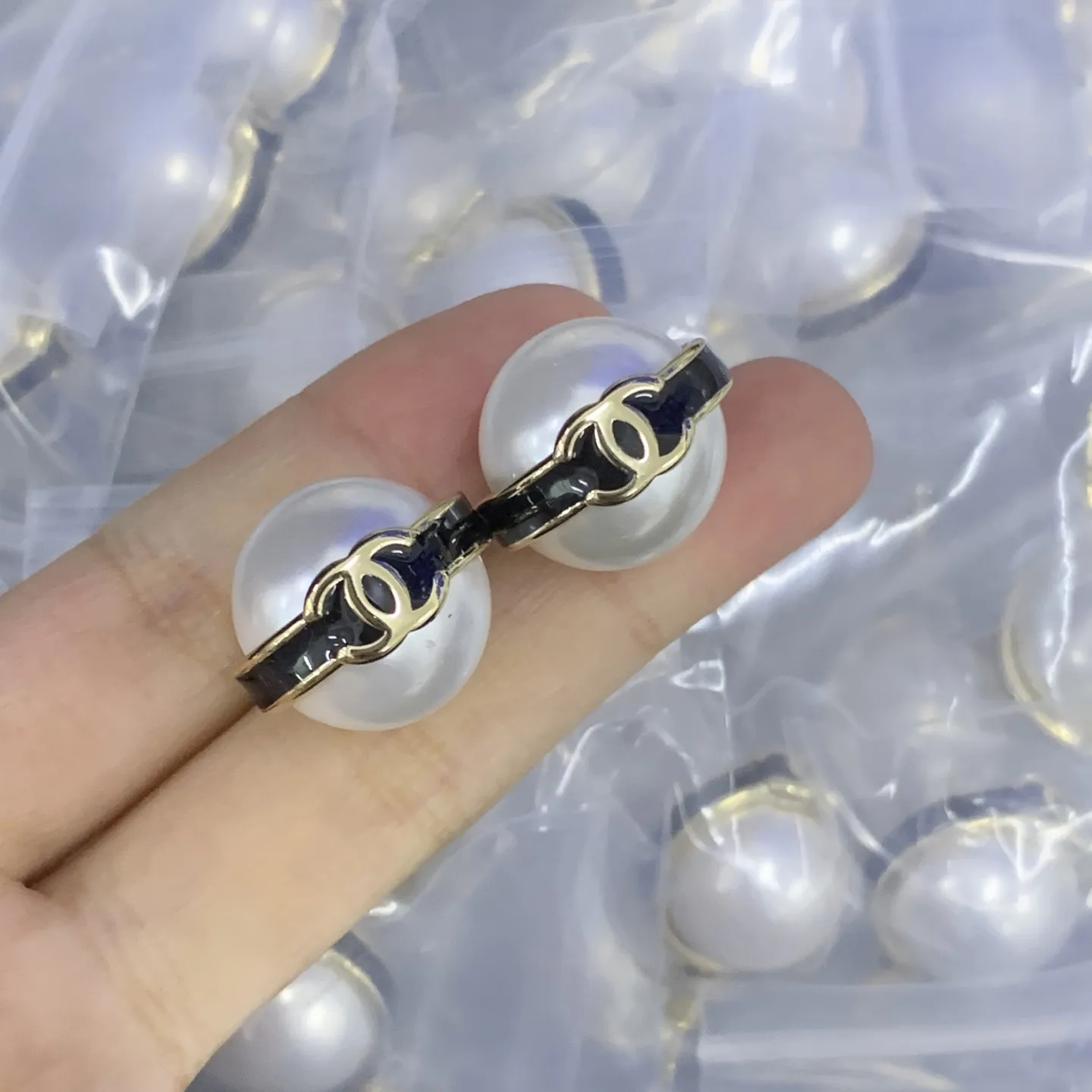 オシャレ度UP 高見えデザイン 洗練されたデザイン ツヤ感あり デート向け イヤリング