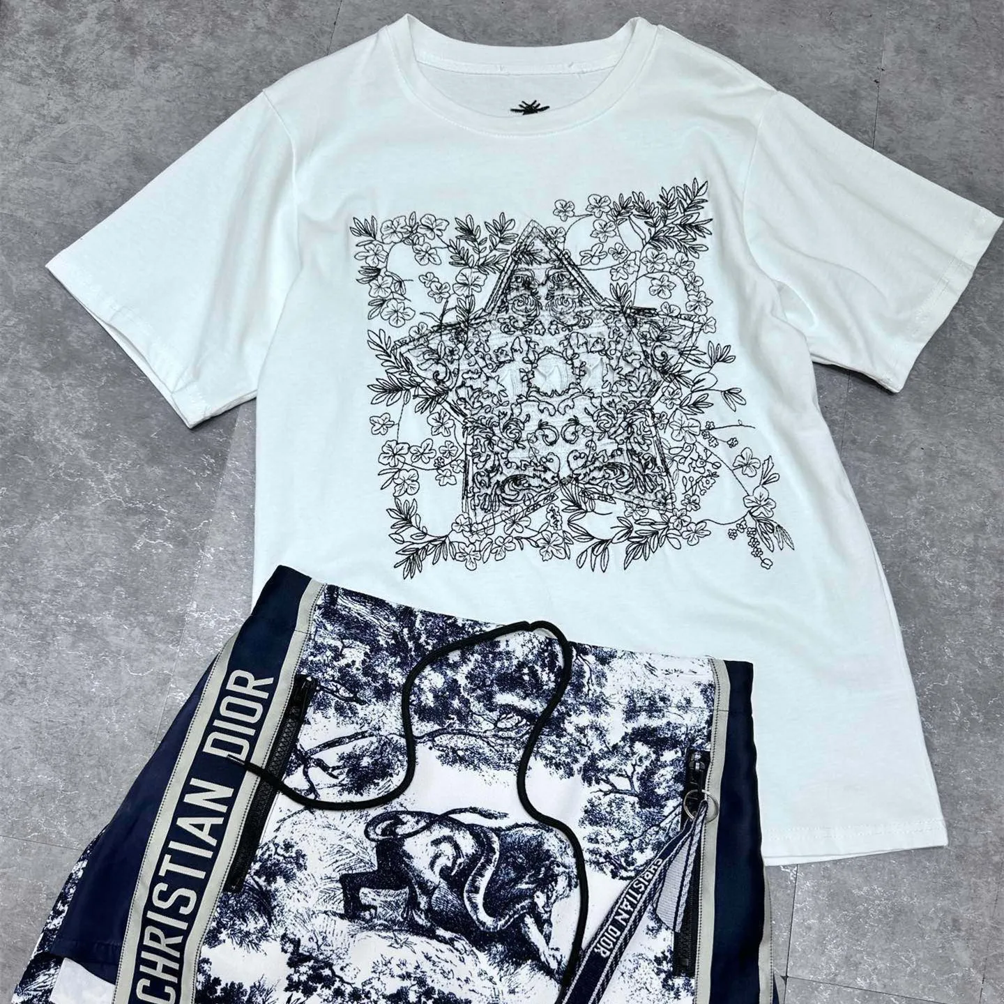 『S-L』デイリー使いに最適 コーディネートの主役 着回しNo.1 スタイルアップ間違いなし Ｔシャツ スカート