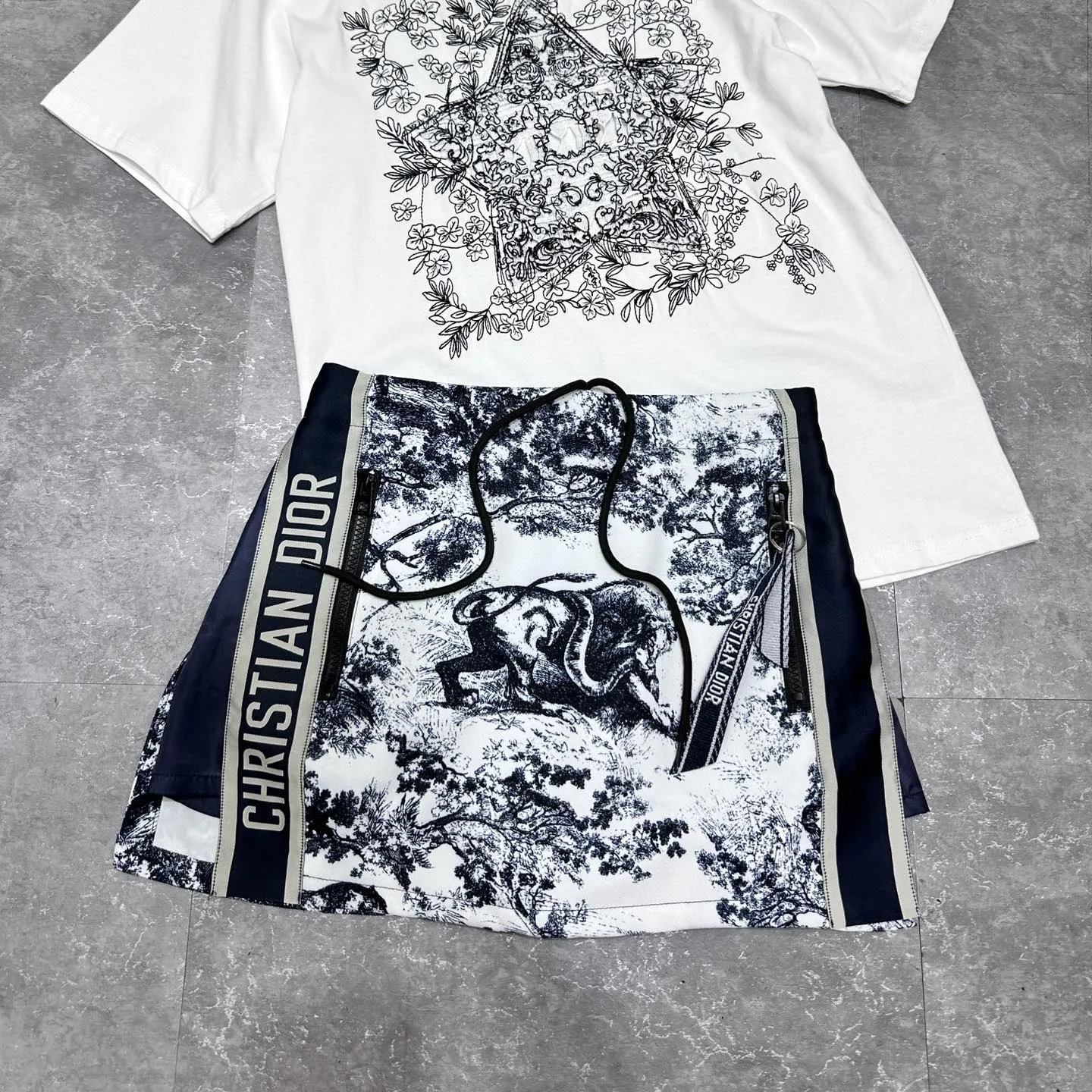 『S-L』デイリー使いに最適 コーディネートの主役 着回しNo.1 スタイルアップ間違いなし Ｔシャツ スカート