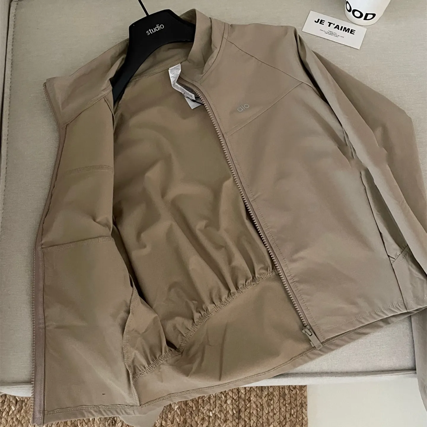 『S-L』テニス風 クール フィットカット 軽量 通気性生地 UVカット シルエット強調 アウター