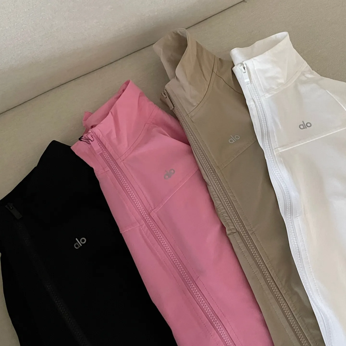 『S-L』テニス風 クール フィットカット 軽量 通気性生地 UVカット シルエット強調 アウター
