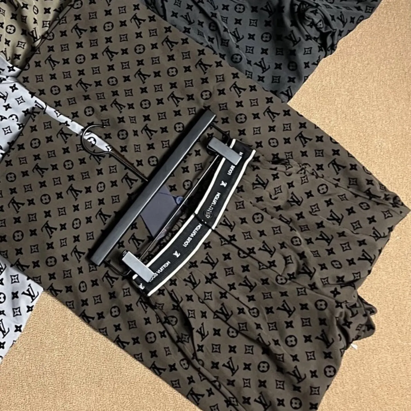 『S-XL』高級質感 インクルーシブ フロッキー レター デザイン アルファベット テープ カジュアル ロングパンツ