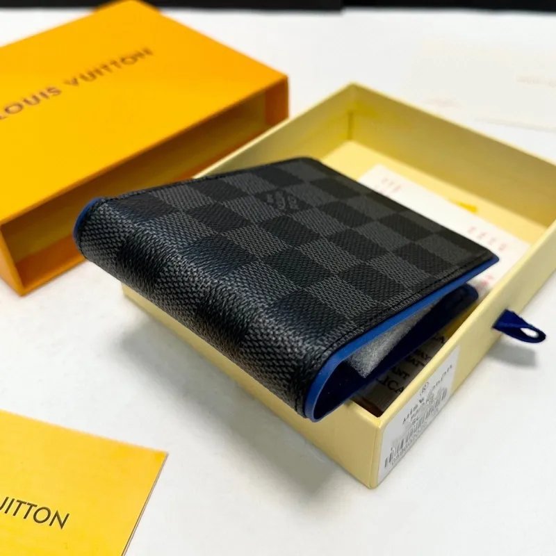 大人らしい おしゃれ 高品質シンプル クラシック 軽量 カード多数収納 財布