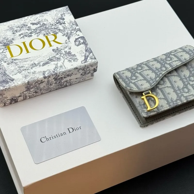 手触り良く合わせやすい モダン カードホルダー 財布