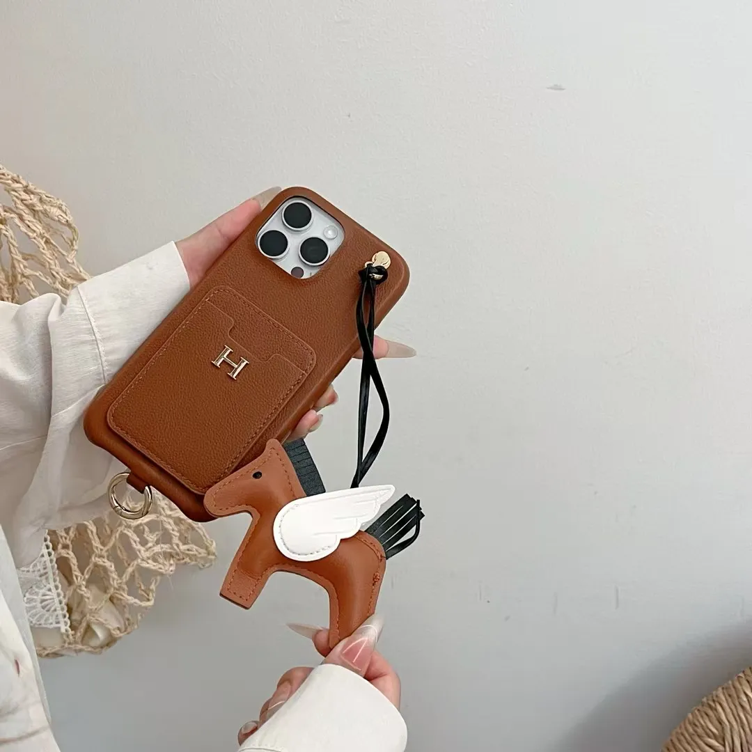 軽量 高級感のあるレザー調 カード収納可能 スタイリッシュスマホケース