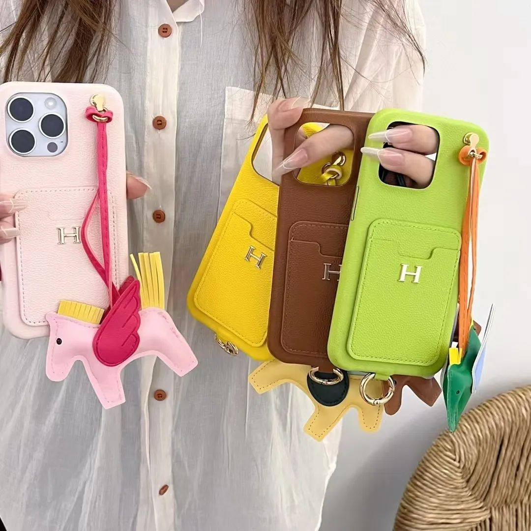 軽量 高級感のあるレザー調 カード収納可能 スタイリッシュスマホケース