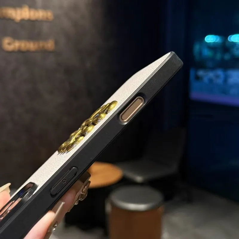 超特価 ボタン中空デザイン 立体的な金属パターン スマホケース