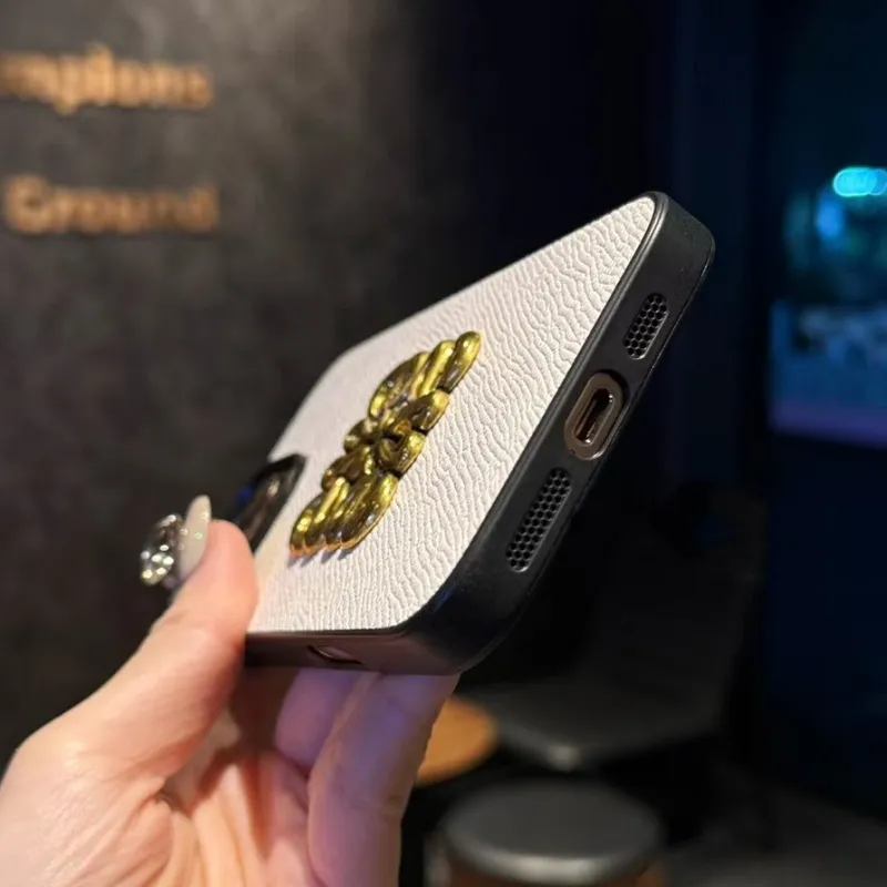 超特価 ボタン中空デザイン 立体的な金属パターン スマホケース