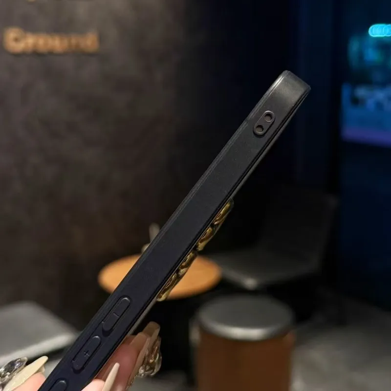 超特価 ボタン中空デザイン 立体的な金属パターン スマホケース